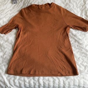 Uniqlo Burnt Orange size M Mockneck Tee
